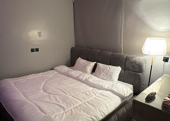 استديو بأثاث مريح وبسيط 