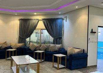 شاليه بجلسة تطل على مسبح خارجي 