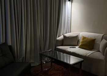 استديو بأثاث مريح وبسيط 