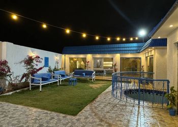 شالية بجلسة مطلة على المسبح