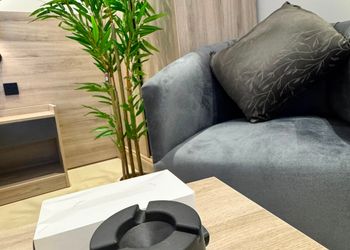 استديو بأثاث مريح وبسيط 