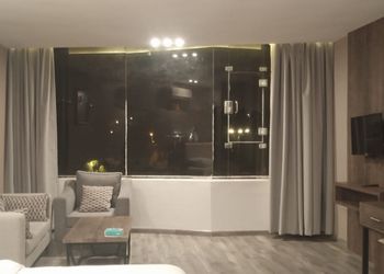 استديو بأثاث مريح وبسيط 