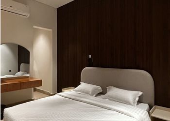 شقة بصالة مريحة وتصميم هادئ 