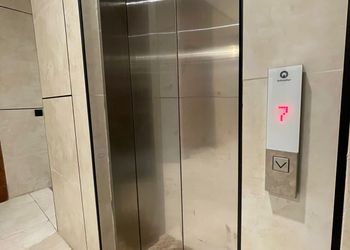 استديو بأثاث مريح وبسيط 
