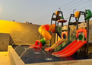 شاليه بمجلس وفناء خارجي
