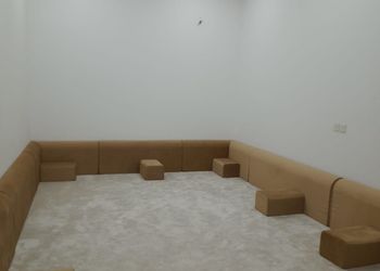 شاليه بجلسة خارجية ومسطح اخضر