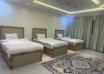 شقة بصالة جلوس وثلاث غرف نوم 