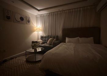 استديو بأثاث مريح وبسيط 
