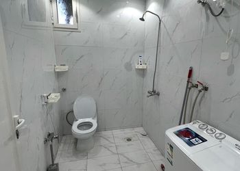 شقة بصالة مريحة وغرفتين نوم 