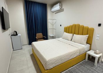 استديو بسرير ماستر وأثاث مريح 