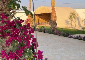 استراحة بمجلس وفناء خارجي 
