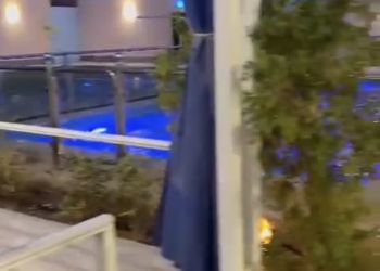 شاليه بجلسة تطل على مسبح خارجي 