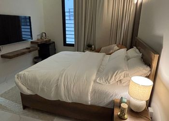 استديو بأثاث مريح وبسيط 