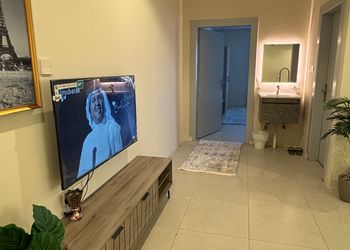 شقة بغرفة معيشة وغرفة نوم 