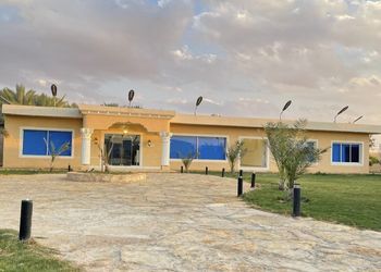 استراحة بمجلس واسع وفناء خارجي 