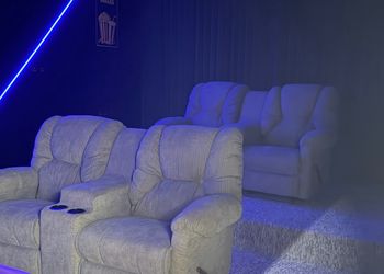 شقة بغرفة سينما وغرفة نوم 