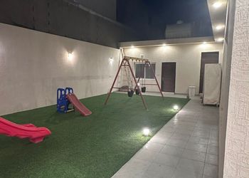 شاليه بجلسة خارجية وألعاب أطفال 