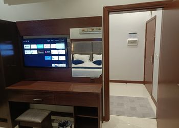 استديو بأثاث بسيط ومريح 