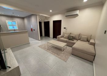 شقة بغرفة معيشة وغرفة نوم 
