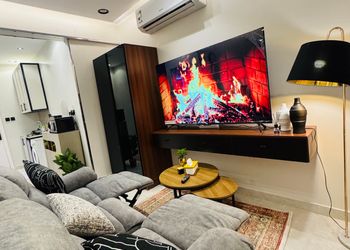 استديو بأثاث مريح وبسيط 