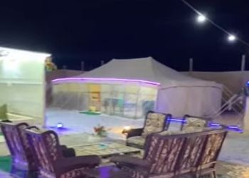 مخيم  بجلسة خارجية وبيت شعر 