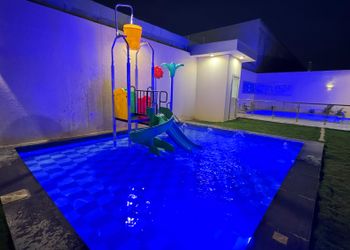 شاليه بجلسات خارجية وألعاب مائية