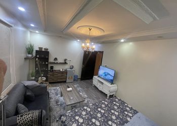 استديو بأثاث مريح وبسيط 