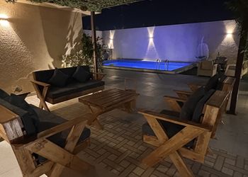 شاليه بجلسة تطل على مسبح خارجي 