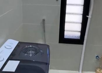 شقة بصالة وثلاث غرف نوم 