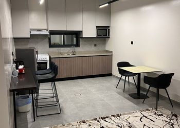 استديو بأثاث مريح وبسيط 