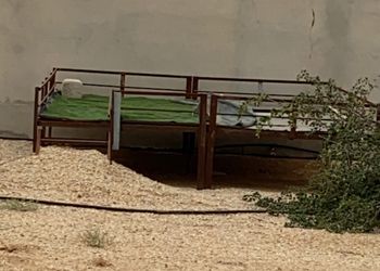 استراحة بمجلس واسع وفناء خارجي