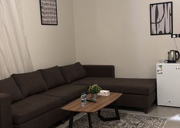 استديو بسرير ماستر وجلسة مريحة 