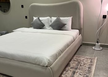 استديو بأثاث مريح وبسيط