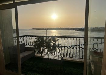 شقة بصالة وثلاث غرف نوم بموقع مميز 