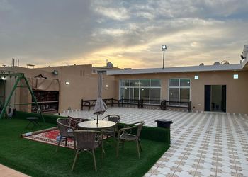 استراحة بمجلس وفناء خارجي 
