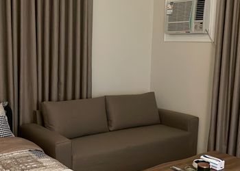 استديو بأثاث مريح وبسيط