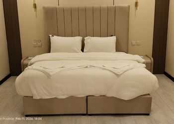 استديو بأثاث مريح وبسيط 