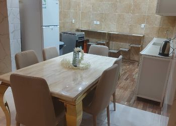 شالية بجلسة مطلة على مسبح 