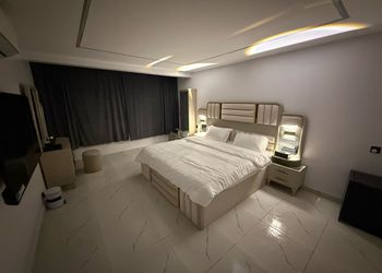 استديو بأثاث مريح وبسيط 
