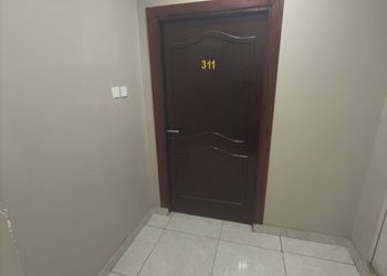 غرفة بسرير ماستر