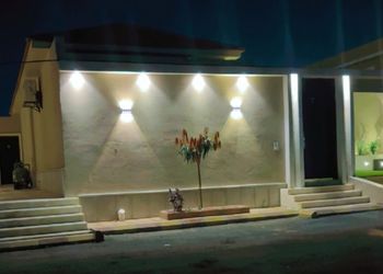 شاليه بمسطح اخضر وجلسة خارجية 