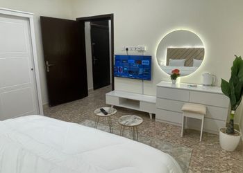استديو بأثاث مريح وبسيط 