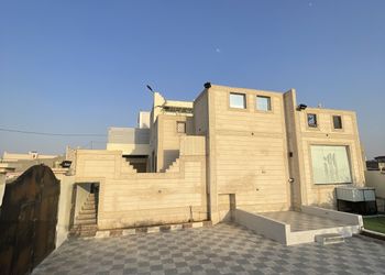 شالية بمجلس ومسبح داخلي