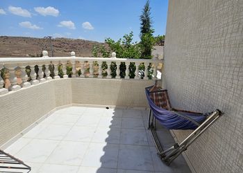 فيلا بمجالس واسعة وثلاث غرف نوم 