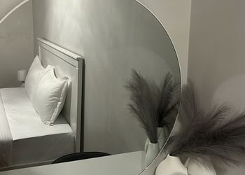 استديو بأثاث مريح وبسيط