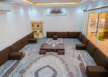 استراحة بجلسات خارجية ومسطح اخضر