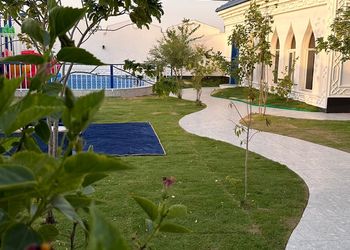 شاليه انيق ومسطح اخضر واسع