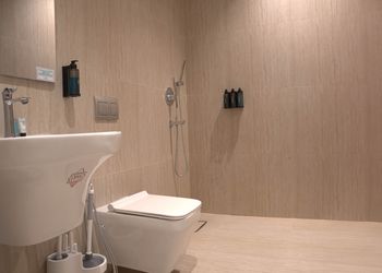 شقة بصالة أنيقة ودخول ذاتي