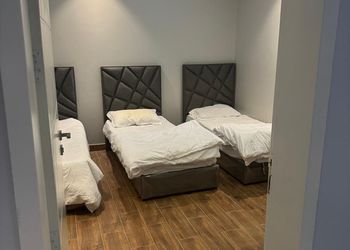 شاليه بمسطح اخضر ومسبح 