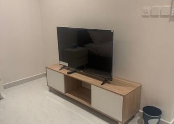 استديو بأثاث مريح وبسيط 